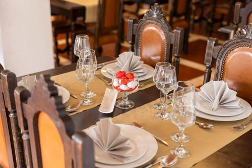 塞洛里库达贝拉米拉塞拉酒店的一张桌子上放有盘子和酒杯