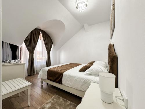 萨图马雷Complex Vila Rania的白色的卧室设有床和窗户