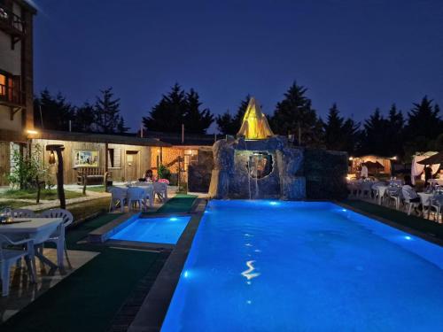 ÇatalcaMY RESET FARM的夜间在度假村的游泳池