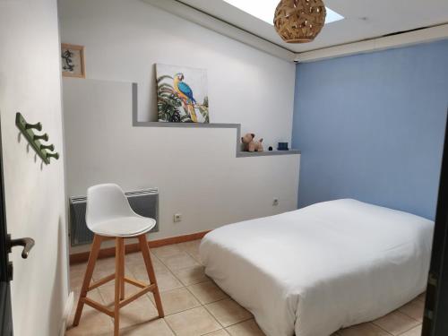 瓦朗索尔La Provençale ..的卧室配有白色的床和椅子