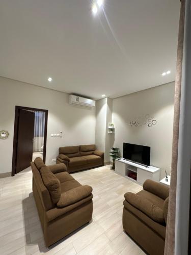 塞拉莱Wonderful Ground Studio - Hawana Salalah Resort的客厅配有两张沙发和一台电视