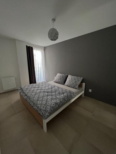 日利纳Apartmán Melissa的一间卧室配有一张带两个枕头的床