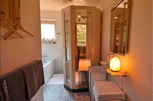 耶岑斯瑞西酒店的带浴缸、水槽和镜子的浴室