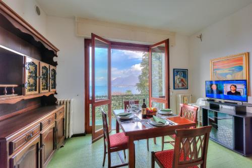 斯特雷萨La Finestra Sul Lago - Happy Rentals的一间带桌子和大窗户的用餐室