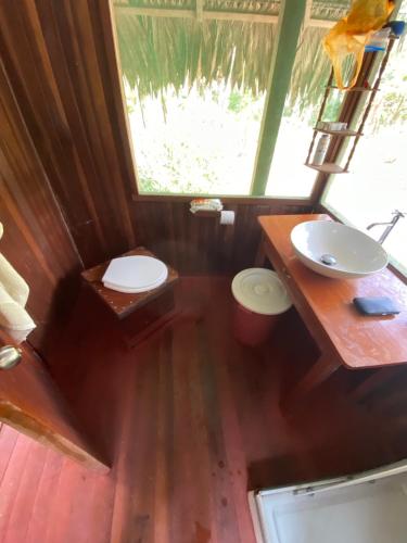 普卡尔帕Jungle Lodge with lookout tower的客房内设有带卫生间和盥洗盆的浴室