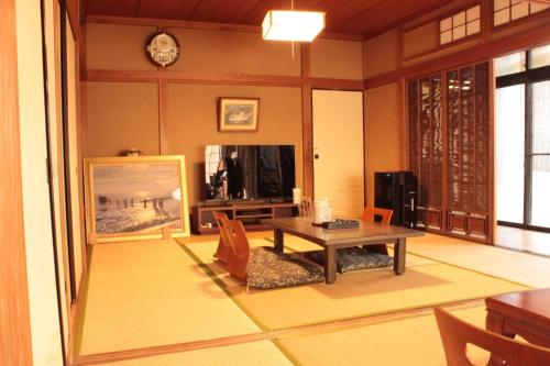 茅崎市Rental villa Saya - Vacation STAY 85439v的客厅配有桌子和电视