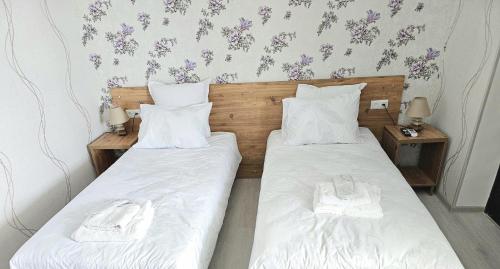 库塔伊西HillTOP Kutaisi的配有2张床的带白色床单和枕头的客房