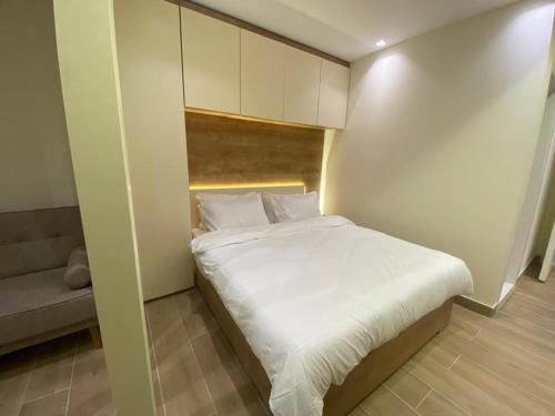 特拉布洛斯Beach Experience Get-Away!的卧室配有一张白色的大床和一张沙发。