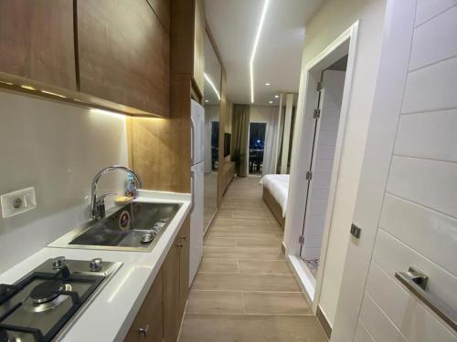 特拉布洛斯Beach Experience Get-Away!的带水槽的厨房和带床的走廊