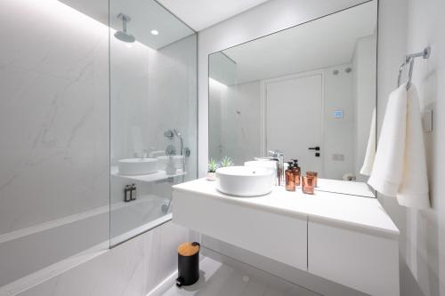 里斯本Mirabilis Apartments - LX Living的白色的浴室设有2个盥洗盆和淋浴。