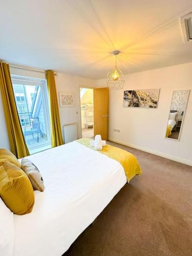 DinningtonLuxury 3 Bedroom House With FREE Parking的卧室配有一张大白色床和窗户