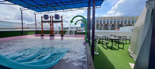斯里巴加湾市Qing Yun Rest House Koprijaya, Brunei Darussalam的游轮上带水滑梯的游泳池