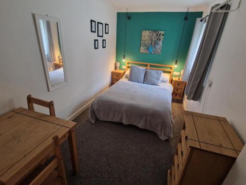 博德明Cosy Self Contained Annexe的一间小卧室,配有一张床和镜子