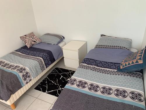 安纳马斯Chaleureux logement familial jusqu'à 6 personnes的双床间设有2张单人床。