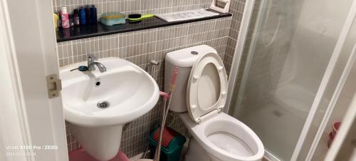 Bang Su中央车站附近的帮松丽景28.887/D的一间带卫生间和水槽的小浴室
