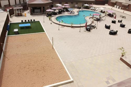 阿布贾Sandralia Hotel的大楼游泳池的顶部景色