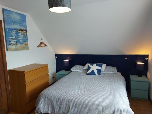 浦耳Chezzas的一间卧室配有一张蓝色床头板的床