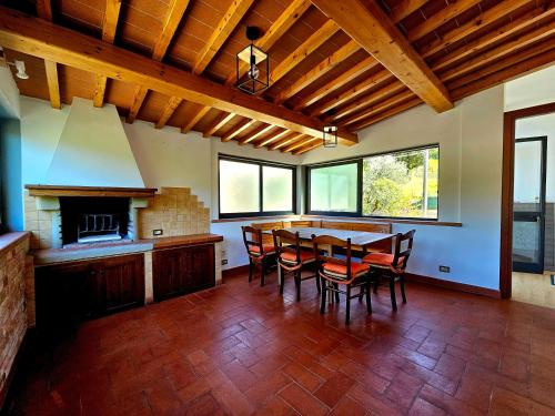 佩拉戈Guest House Fantaccini的一间带桌椅和壁炉的用餐室