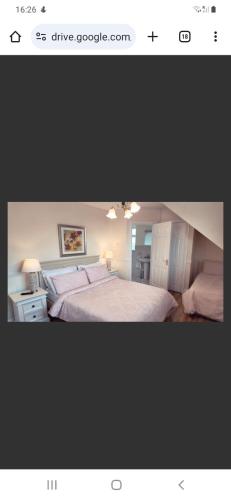 沃特福德Hazelbrook Guesthouse的一张卧室的照片,卧室配有一张床