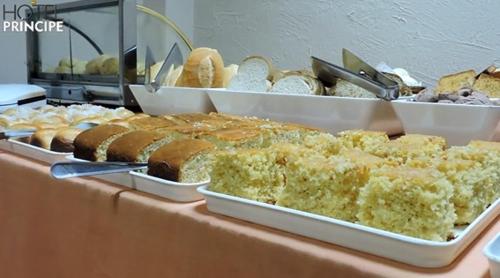 瓦拉达里斯州长市HOTEL PRINCIPE的各种面包和糕点的自助餐