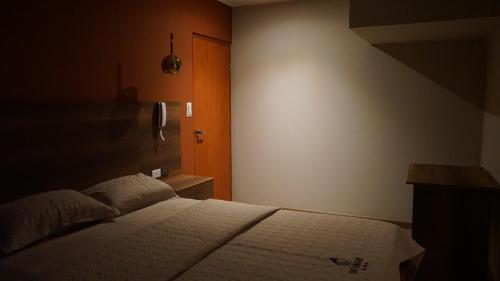 查查波亚斯Ukumari Hotel的一间卧室配有一张床和一个楼梯间