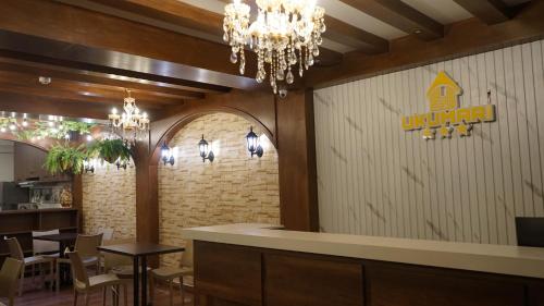查查波亚斯Ukumari Hotel的墙上有标牌的用餐室