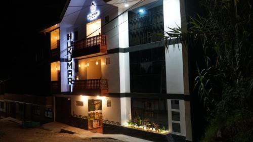 查查波亚斯Ukumari Hotel的夜晚的酒店,灯光照亮