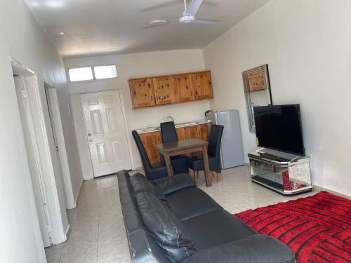 SukutaSamba Tako Plaza Home Suites的带沙发和电视的客厅