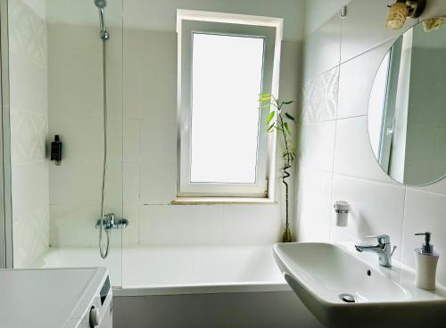 克卢日-纳波卡Bel Dom - The Cosy, 2 bedrooms family apartment的白色的浴室设有水槽和窗户。