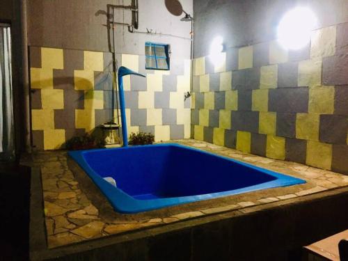 贝洛奥里藏特Piscina Casa Floresta/Sta Teresa/Central/Contorno/Serraria Souza Pinto/Area Hospitalar的客房内的大蓝色浴缸
