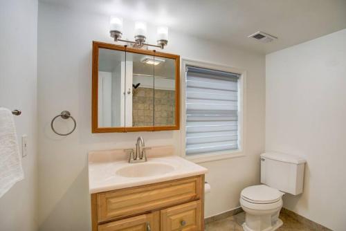 费城Cozy Lux 3bd House Heart of Fishtown Sleeps 8的一间带水槽、卫生间和镜子的浴室
