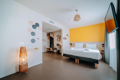 布鲁瓦Beelodge Hotel Blois Centre的卧室配有白色的床和黄色的墙壁