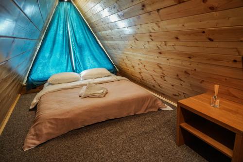 古多里AMO的小木屋内一间卧室,配有一张床