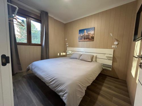 马德里Alianza Suites的卧室配有一张白色大床