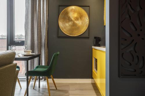 谢菲尔德Opulence Studio in Sheffield的厨房配有桌子和绿色椅子
