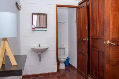 JuayúaMixtepek的一间带卫生间和水槽的浴室