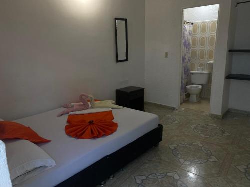 梅尔加Hotel san Jorge的一间卧室配有一张床,浴室设有卫生间