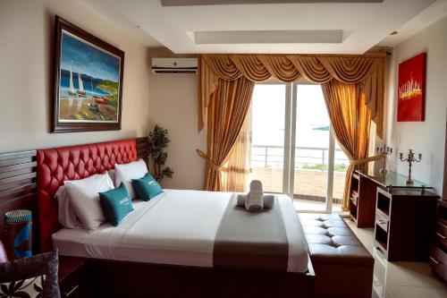 布埃纳文图拉Hotel Yubarta的一间卧室设有一张大床和一个大窗户