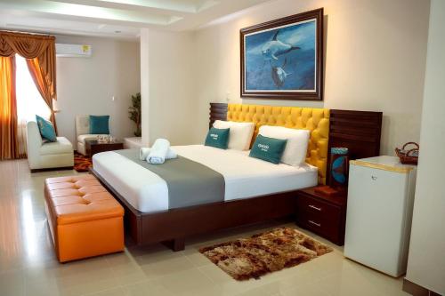 布埃纳文图拉Hotel Yubarta的一间卧室配有一张大床和一把椅子