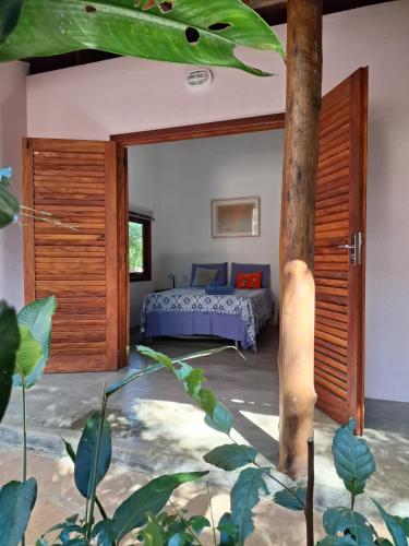 伦索伊斯Casa Papa-Vento的一间卧室,配有一张床和一棵树