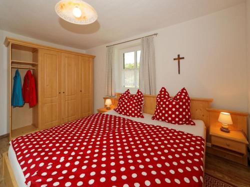 德拉塞尔斯里德Waldhaus Sonnenberg Apartment 2的卧室配有红色和白色的床和红色枕头