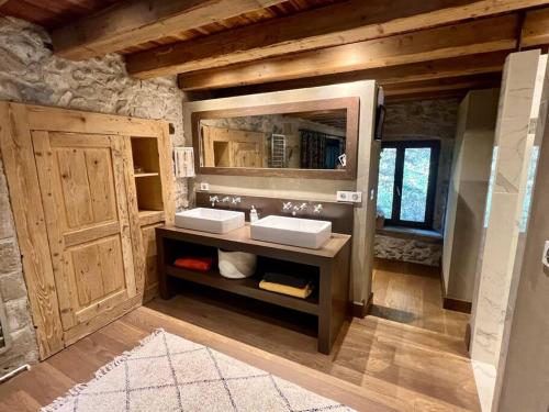 Héry-sur-AlbyFrench Farmhouse between Lake & Mountain的一间带两个盥洗盆和大镜子的浴室