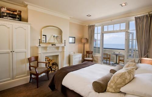 惠茨特布尔海洋酒店的一间卧室设有一张大床和一个壁炉