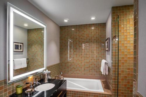 旧金山阿达吉奥万豪签名系列酒店 的带浴缸、水槽和淋浴的浴室