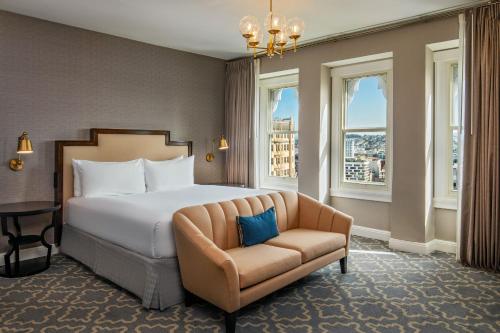 旧金山阿达吉奥万豪签名系列酒店 的一间卧室配有一张床、一把椅子和窗户。