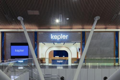 雪邦Kepler Club Kuala Lumpur Airport - KLIA Terminal 1 Airside Transit Hotel的墙上挂着看守标志的大堂