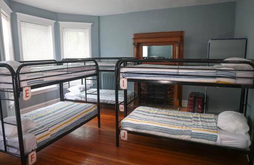 芝加哥Wrigley Hostel - Chicago的客房设有四张双层床和镜子