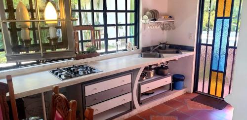 MéridaVilla Valcore的厨房配有带炉灶的柜台和彩色玻璃窗