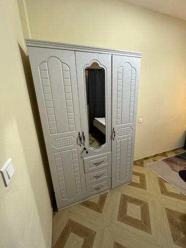 洛美Apartment luxe Atilamonou的镜子柜,放在房间角落
