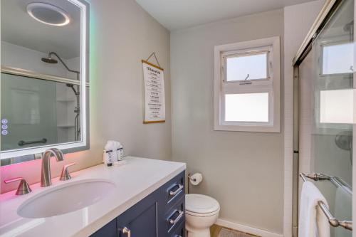 卡农海滩Odyssey的一间带水槽和卫生间的浴室以及窗户。